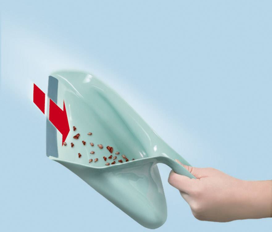 Een hand houdt een groene stoffer vast, waaruit rode pijlen grind schieten, tegen een blauwe achtergrond.