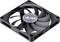 Een zwarte computerventilator van kunststof met meerdere ventilatorbladen in een vierkant frame, gezien van bovenaf.