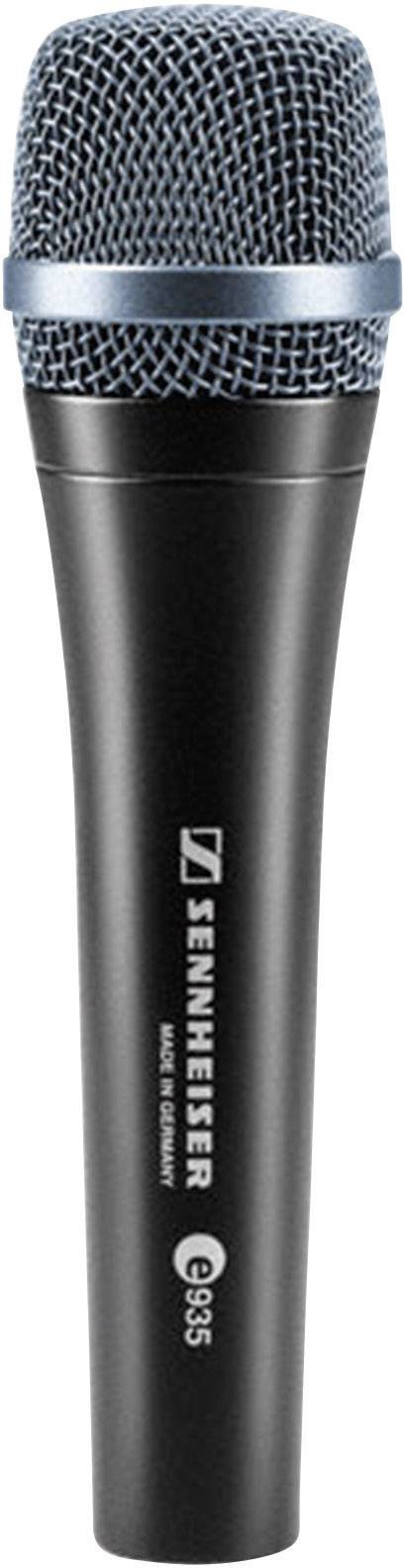 Een zwarte, bedrade Sennheiser-microfoon met een blauwe capsule, modelnummer 'e935', tegen een witte achtergrond.