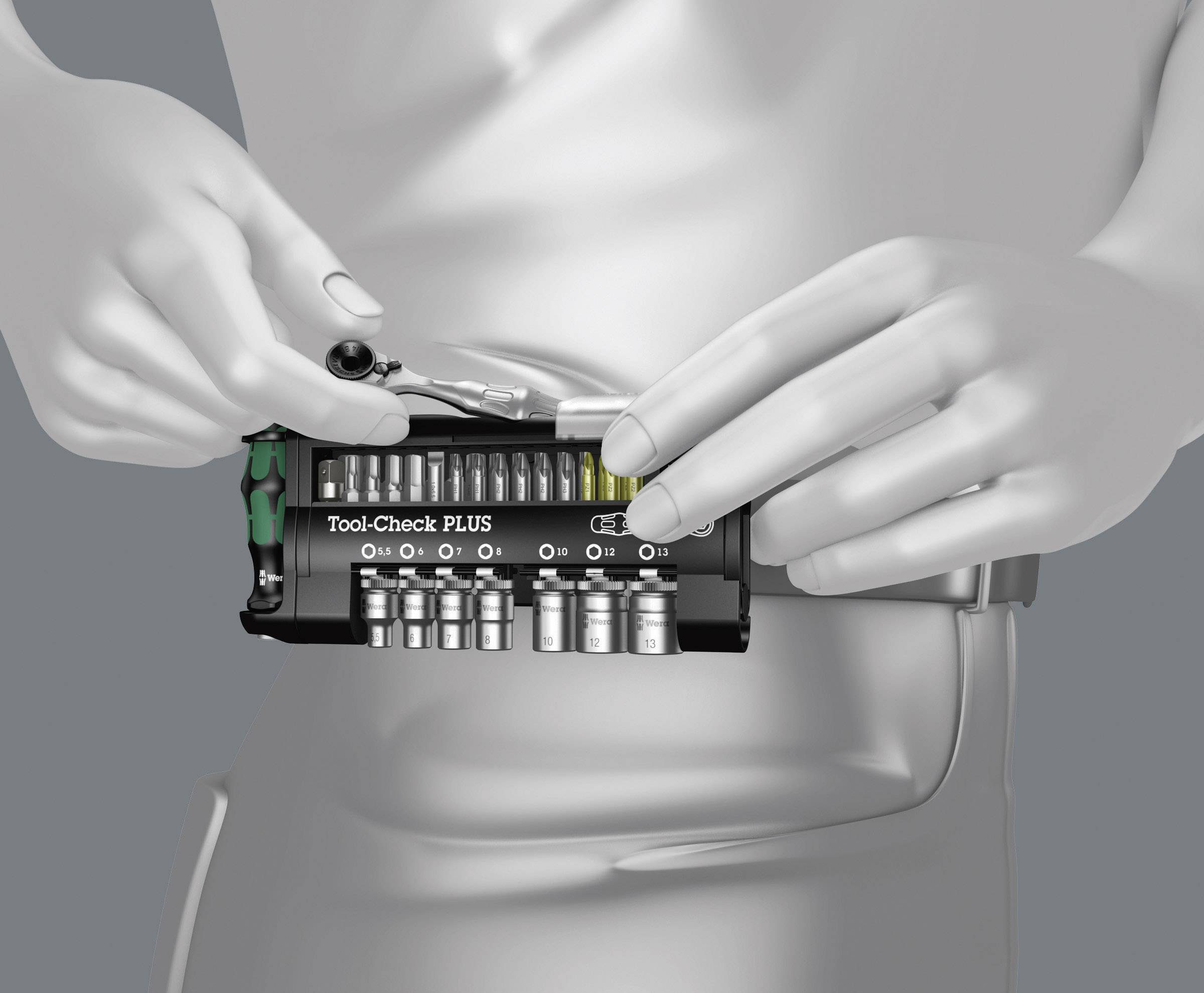 Een gereedschapsset wordt vastgehouden in de handen van een persoon, klaar voor gebruik. Het is een compact, draagbaar Tool-Check PLUS-set.