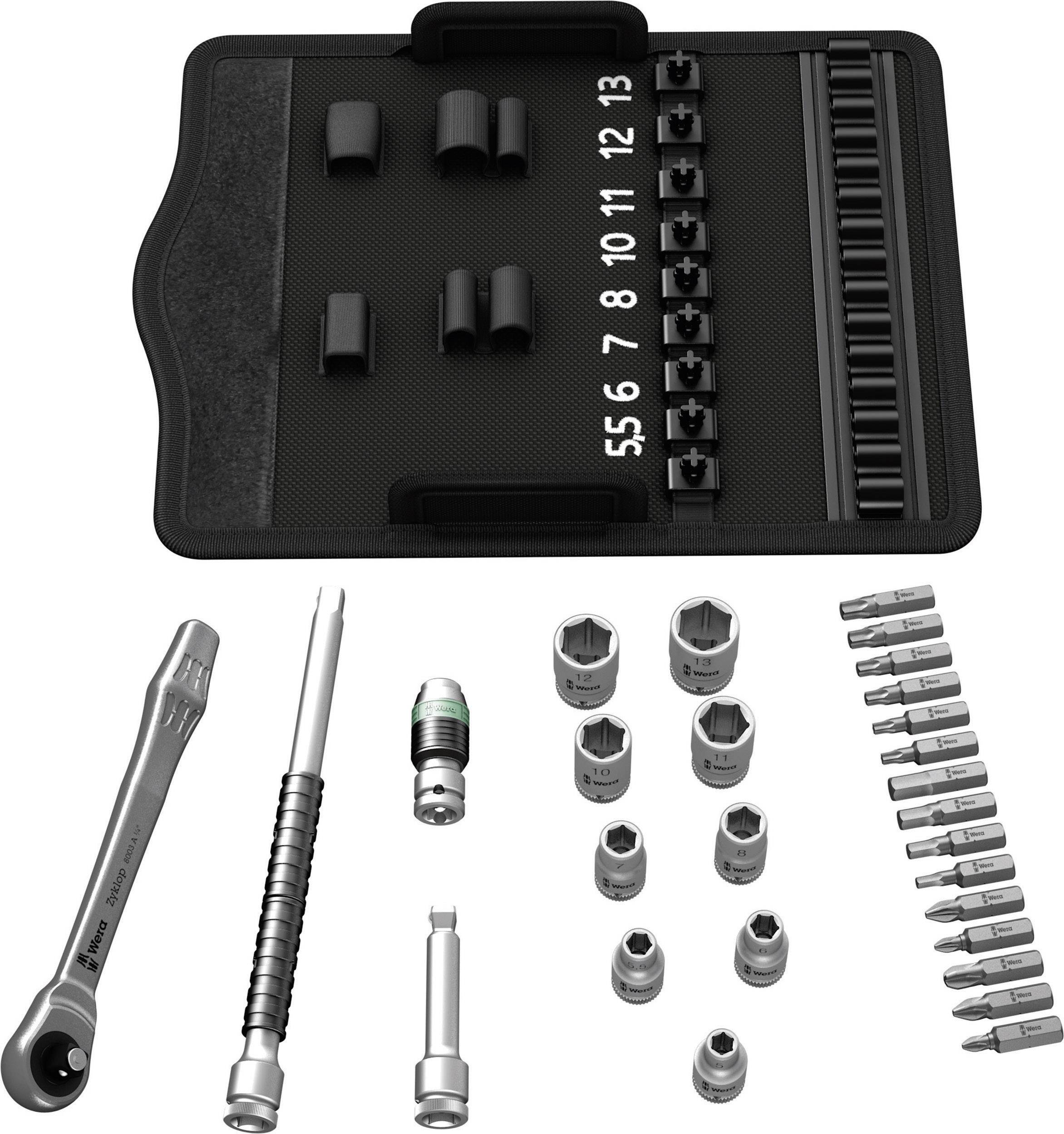 'Set steeksleutels en bits. Bevat een ratel, verlengstukken, adapters en dopsleutels in maten van 5 tot 13.'