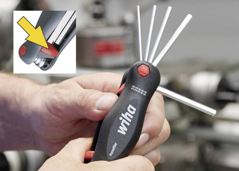 Een persoon houdt een multitool met verschillende uitklapbare inbussleutels vast. Een pijl in de illustratie wijst naar het vergrendelingsmechanisme.