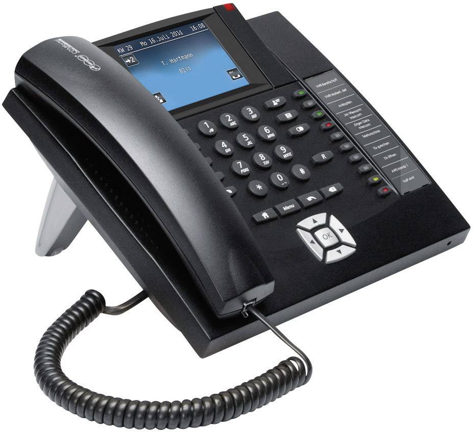Een zwarte kantoortelefoon met display, toetsenblok en hoorn. Toont oproepinformatie op het display. Gebruikt voor bedrijfscommunicatie.