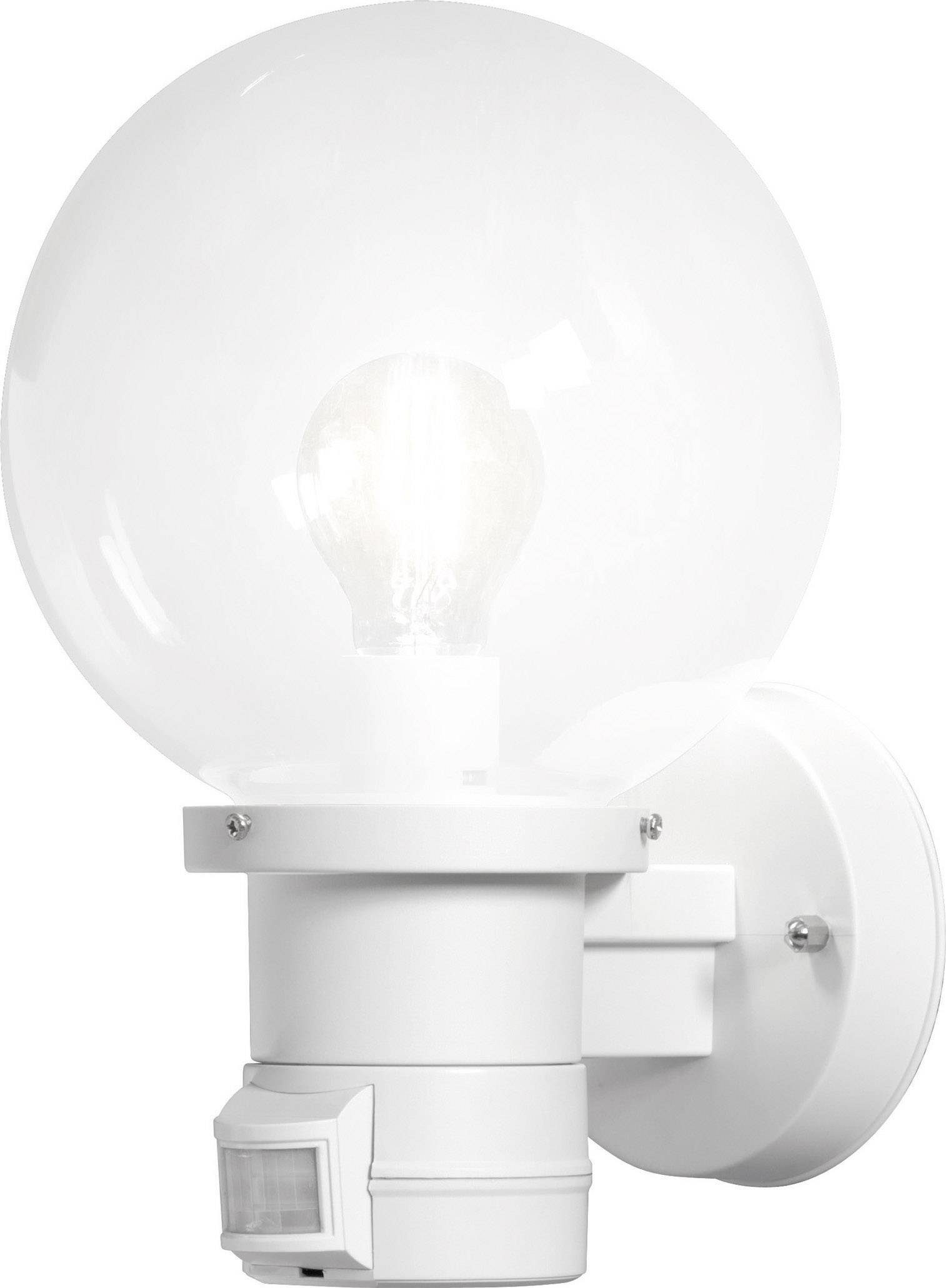 Witte buitenwandlamp met bol van glas en bewegingssensor, gemonteerd aan de muur, licht aan.