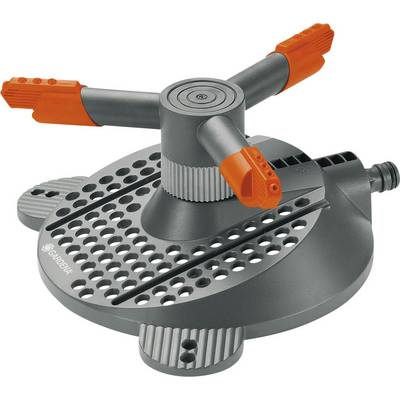 Een ronde, grijze sproeier met drie oranje, verstelbare armen voor irrigatie. Hij heeft gaatjes voor een gelijkmatige waterverdeling.