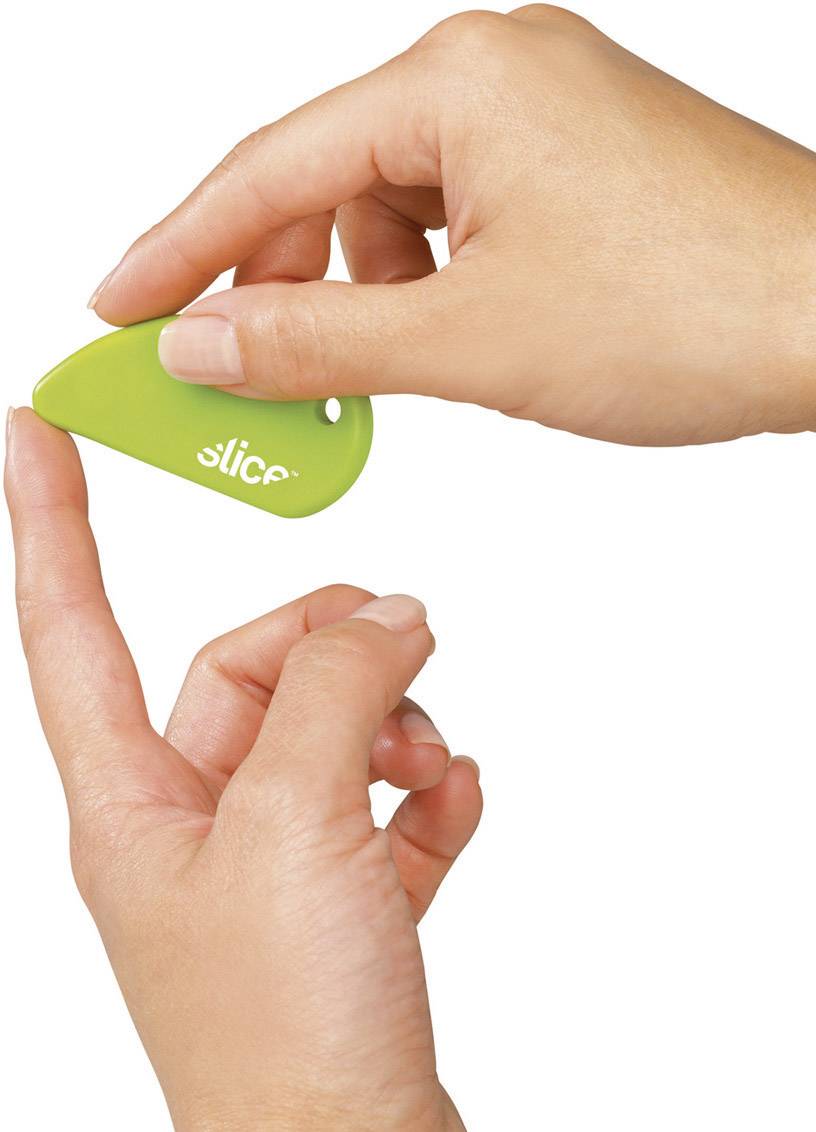 Een hand houdt een groene mini-snijder vast, terwijl de andere hand een stuk papier vasthoudt. De snijder is veilig en compact.