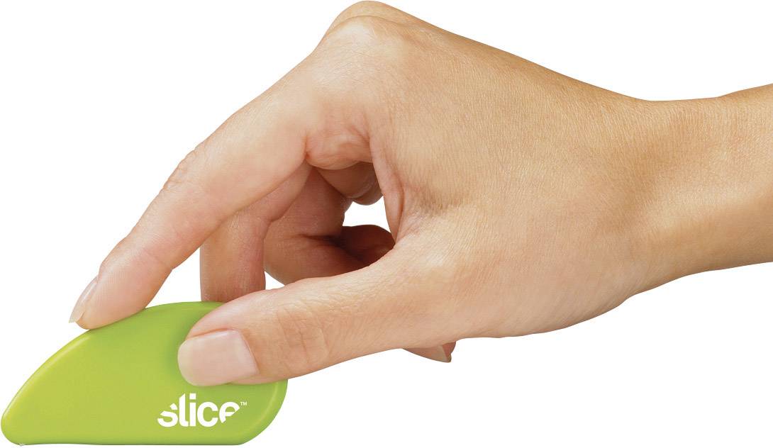 Een hand houdt een kleine, groene veiligheidssnijder vast met het opschrift 'slice'. De snijder wordt gebruikt voor het veilig doorsnijden van kleine materialen.