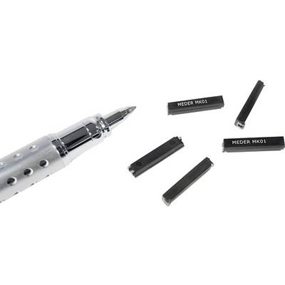 Een zilveren balpen naast vijf rechthoekige elektronische componenten met het opschrift 'MEDER MK01'.