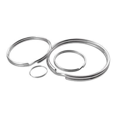 Vier zilveren metalen ringen van verschillende afmetingen liggen op een wit oppervlak.