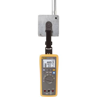 Multimeter dat aan een metalen doos hangt. Display toont 465 en andere meetwaarden. Apparaat in een oranje-grijs behuizing met verschillende bedieningsknoppen.