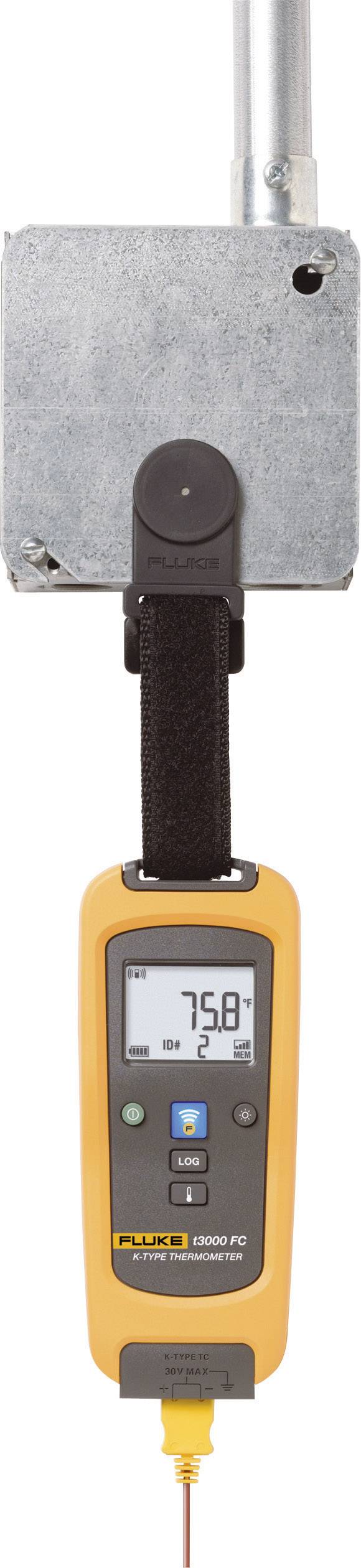 Een digitaal meetapparaat toont een temperatuur van 75,8 graden Fahrenheit. Het is verbonden met een behuizing die gemonteerd is op een pijp.