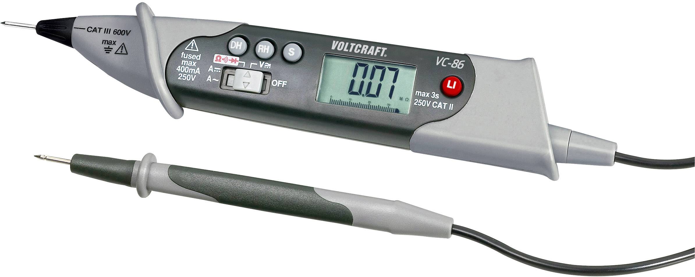 Een digitale spanningstest geeft '0.07' aan. Hieruit blijkt dat er een zeer lage elektrische spanning wordt gemeten.