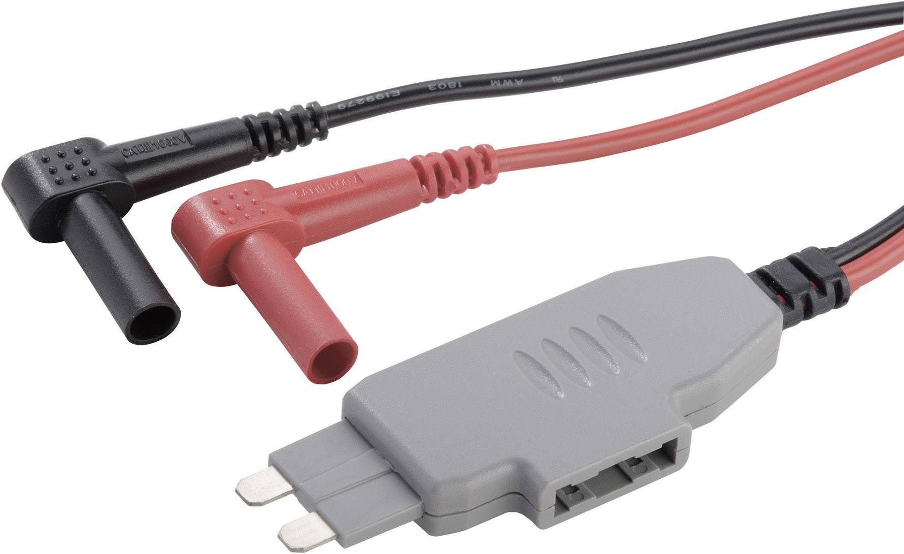 Een grijze adapterstekker met rode en zwarte kabels en haaks uitgevoerde aansluitingen, vaak gebruikt voor elektrische apparaten.