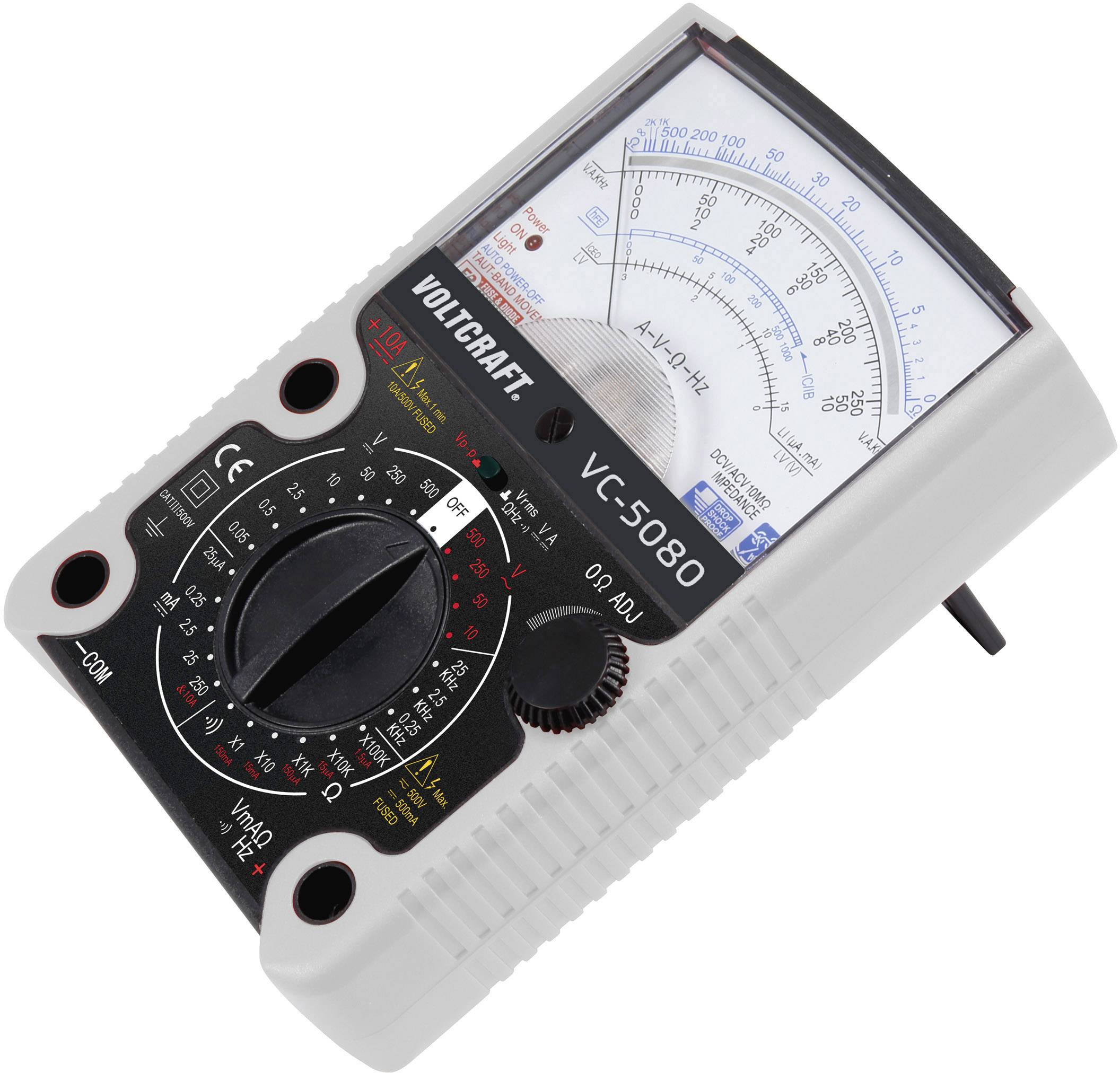 Analoge multimeter met schaal, draaiknop voor het instellen van meetbereiken en aansluitingen voor spanning- en stroommetingen.
