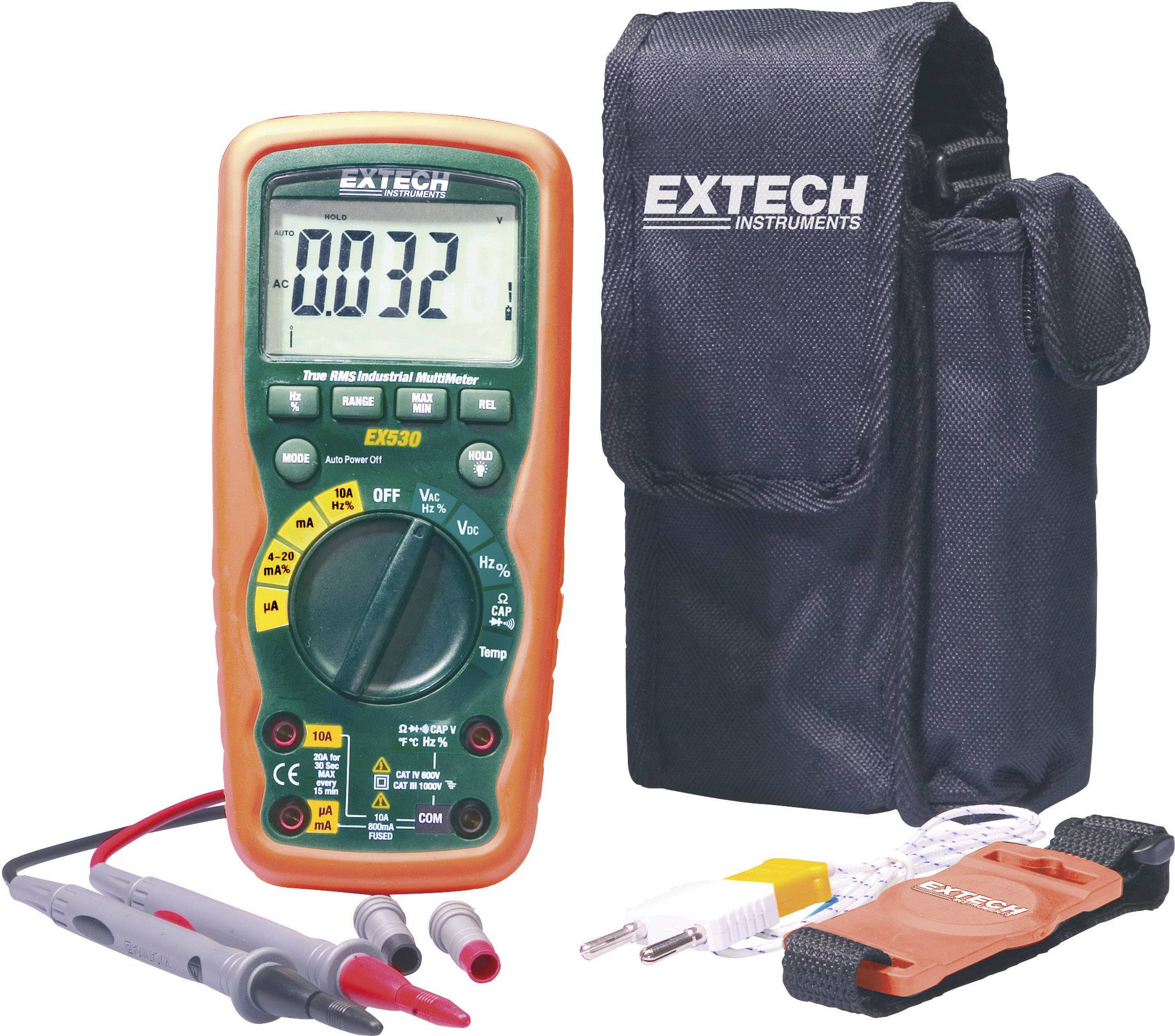 Digitale multimeter met oranje behuizing toont waarde van 0,32 aan. Toebehoren: testbekabeling, draagtas met opschrift 'Extech Instruments'.