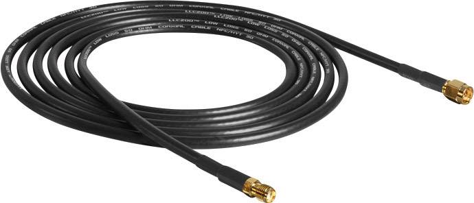 Een lang, zwart kabel met gouden connectoren aan beide uiteinden is in meerdere lussen gelegd.