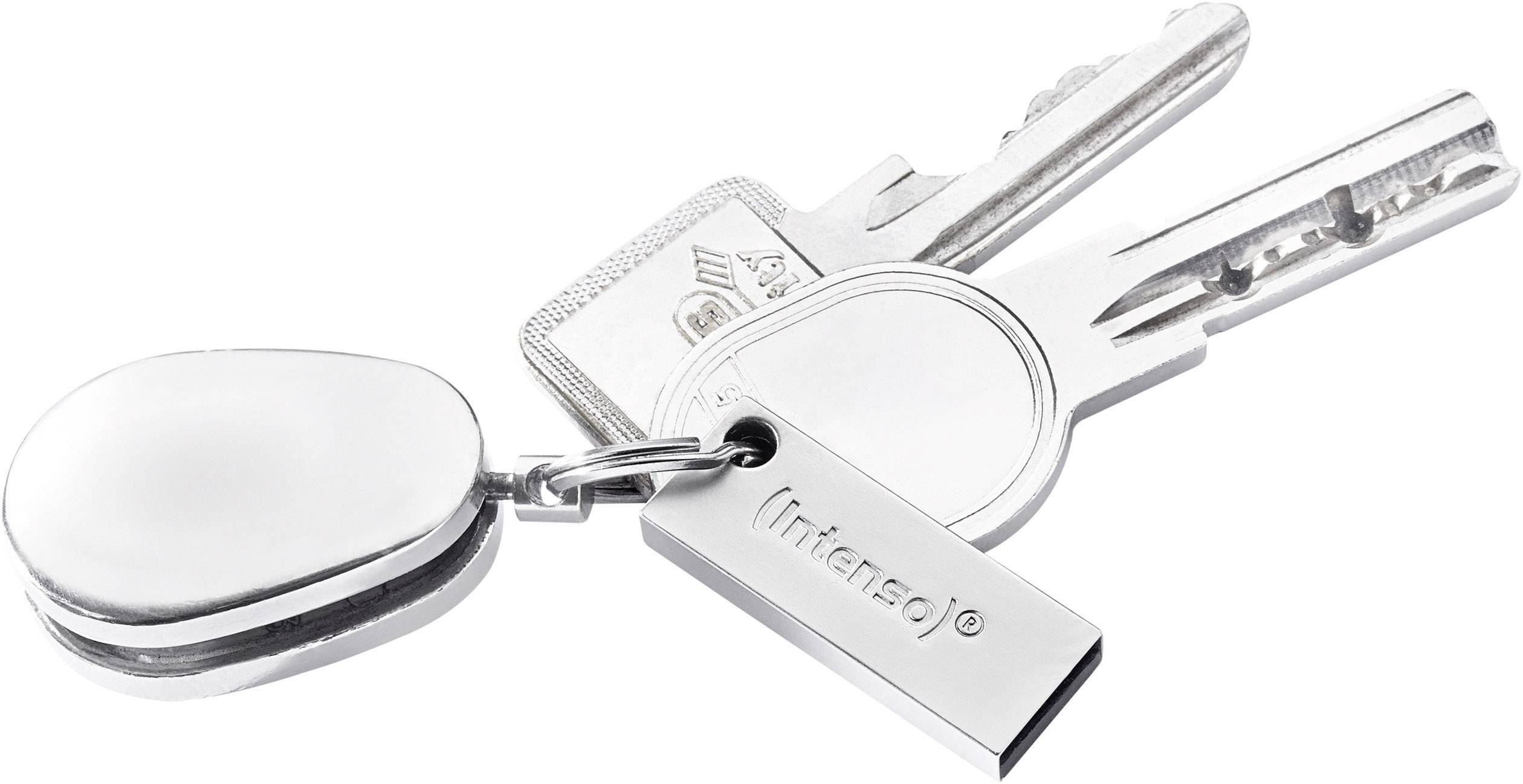 Twee zilveren sleutels en een USB-stick liggen naast elkaar. De USB-stick heeft het opschrift 'Intenso' en is aan een ring bevestigd.