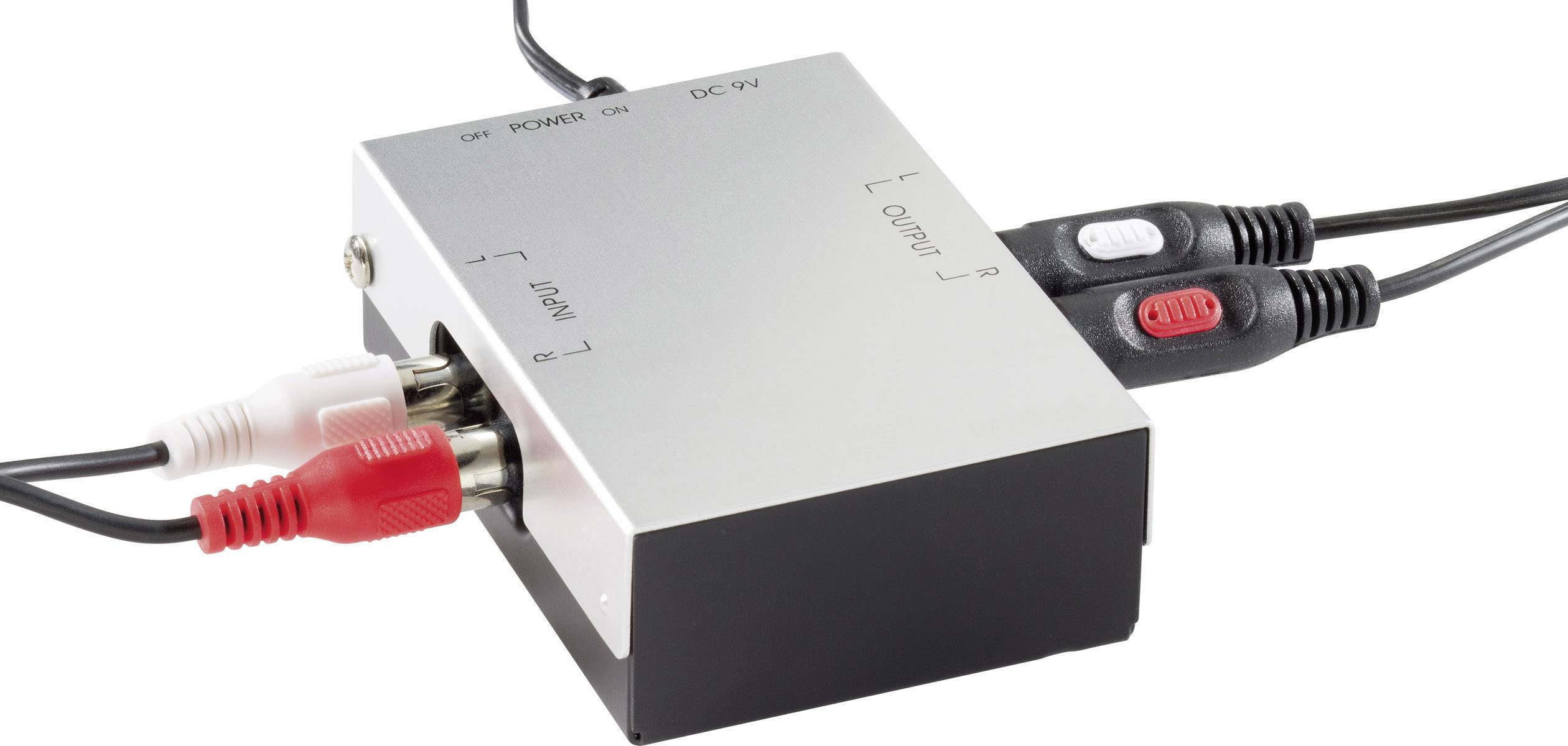 Een zilveren audoversterker met aangesloten rode en witte RCA-kabels. Het toont schakelaars voor voeding en DC-5V-aansluiting.