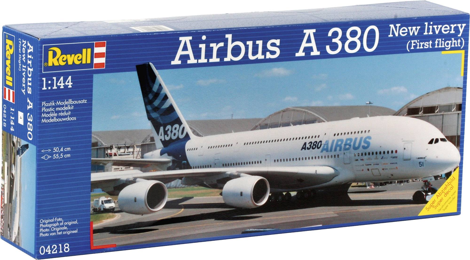 Een modelbouwset van Revell op schaal 1:144 van de Airbus A380 in een nieuwe kleurstelling. De voorkant toont het vliegtuig op een taxibaan.