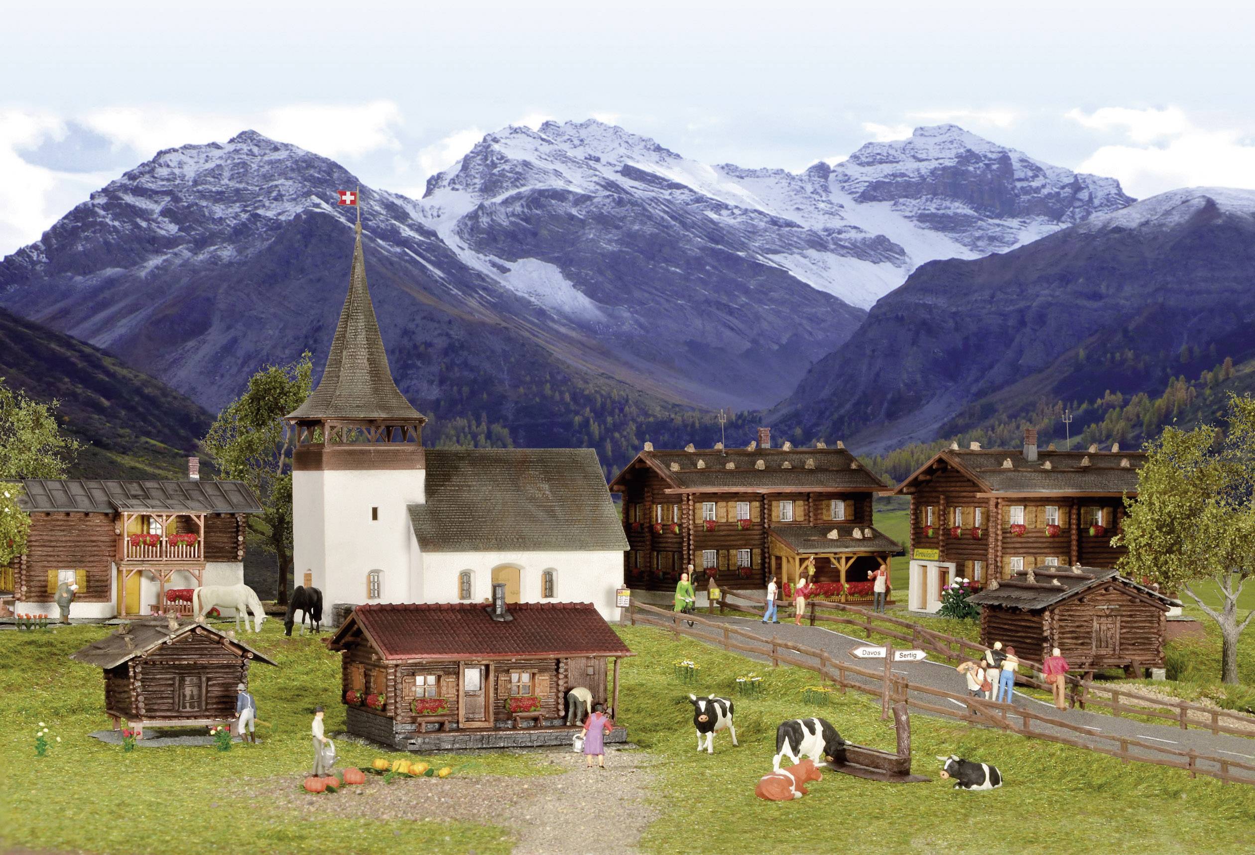 Berglandschap met besneeuwde toppen, een traditioneel dorp, mensen, koeien en een kerk op de voorgrond, met de Alpen op de achtergrond.