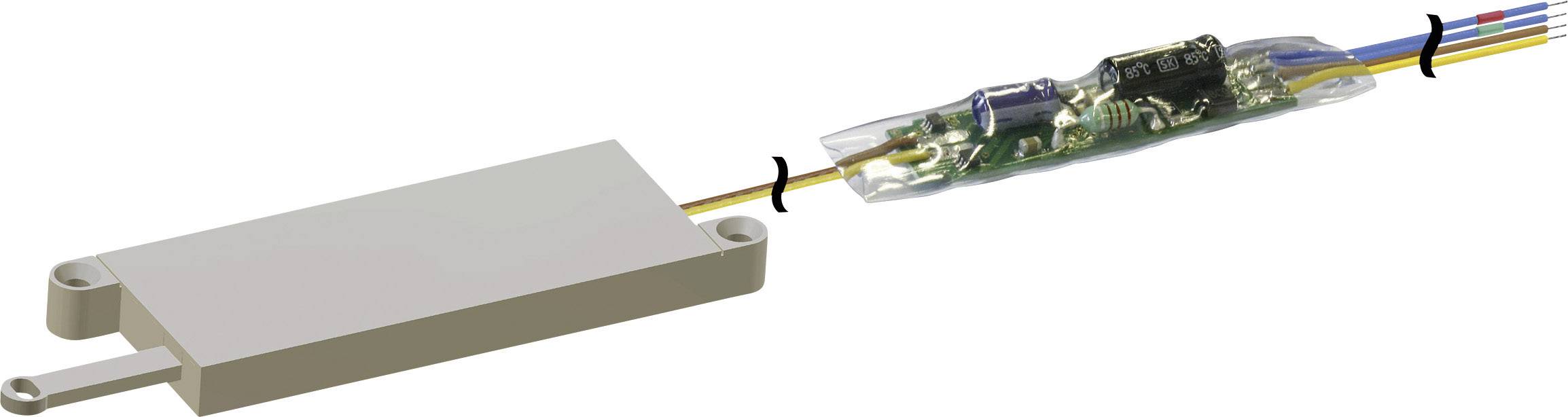 Een langwerpig, rechthoekig, wit elektrisch apparaat met printplaatachtige component en gekleurde draden die rechts met elkaar zijn verbonden.