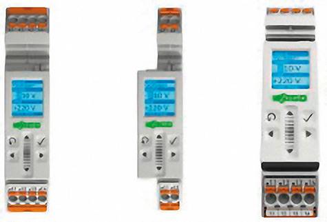 Drie witte elektrische apparaten met blauwe en groene displays. Ze hebben oranje aansluitingen bovenaan en onderaan.