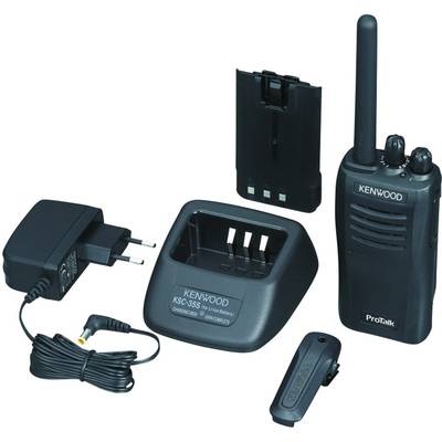 Radioset met oplader, voedingsadapter, accu en riemclip. Links de voedingsadapter, in het midden het laadstation. Rechts de portofoon.