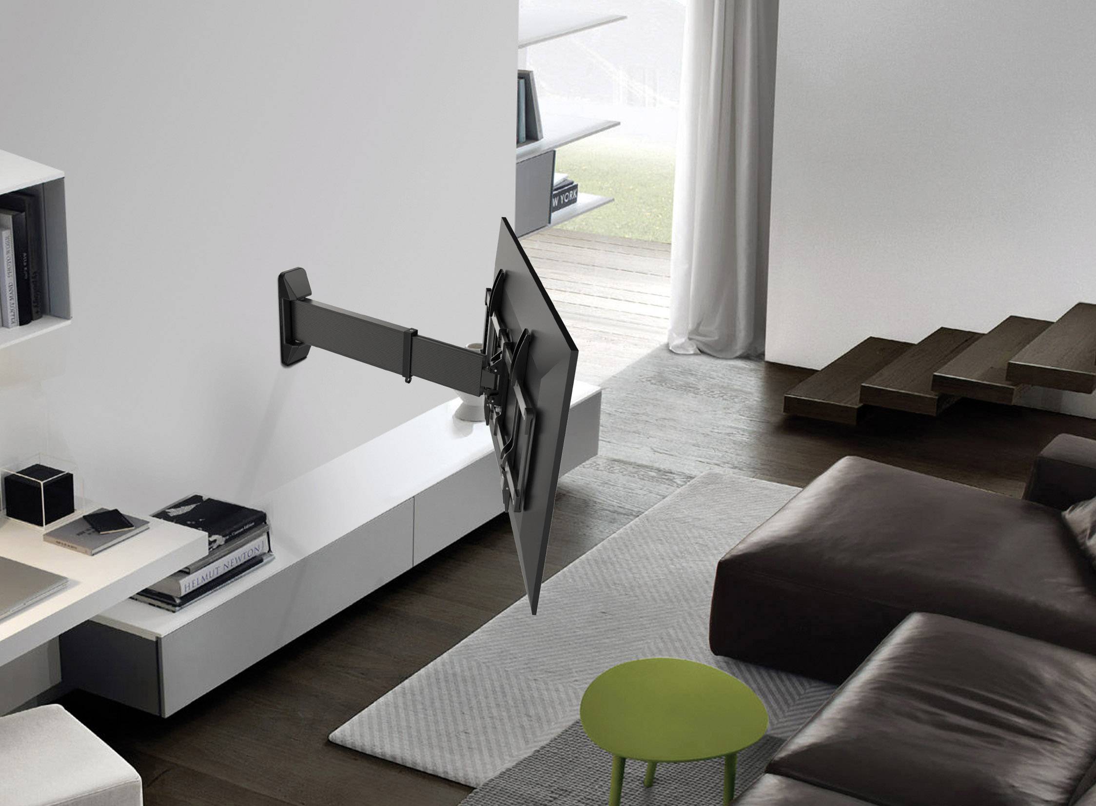 Een woonkamer met een flatscreen-tv aan de muur gemonteerd op een draaibare arm, naast een bank en een lage tafel.