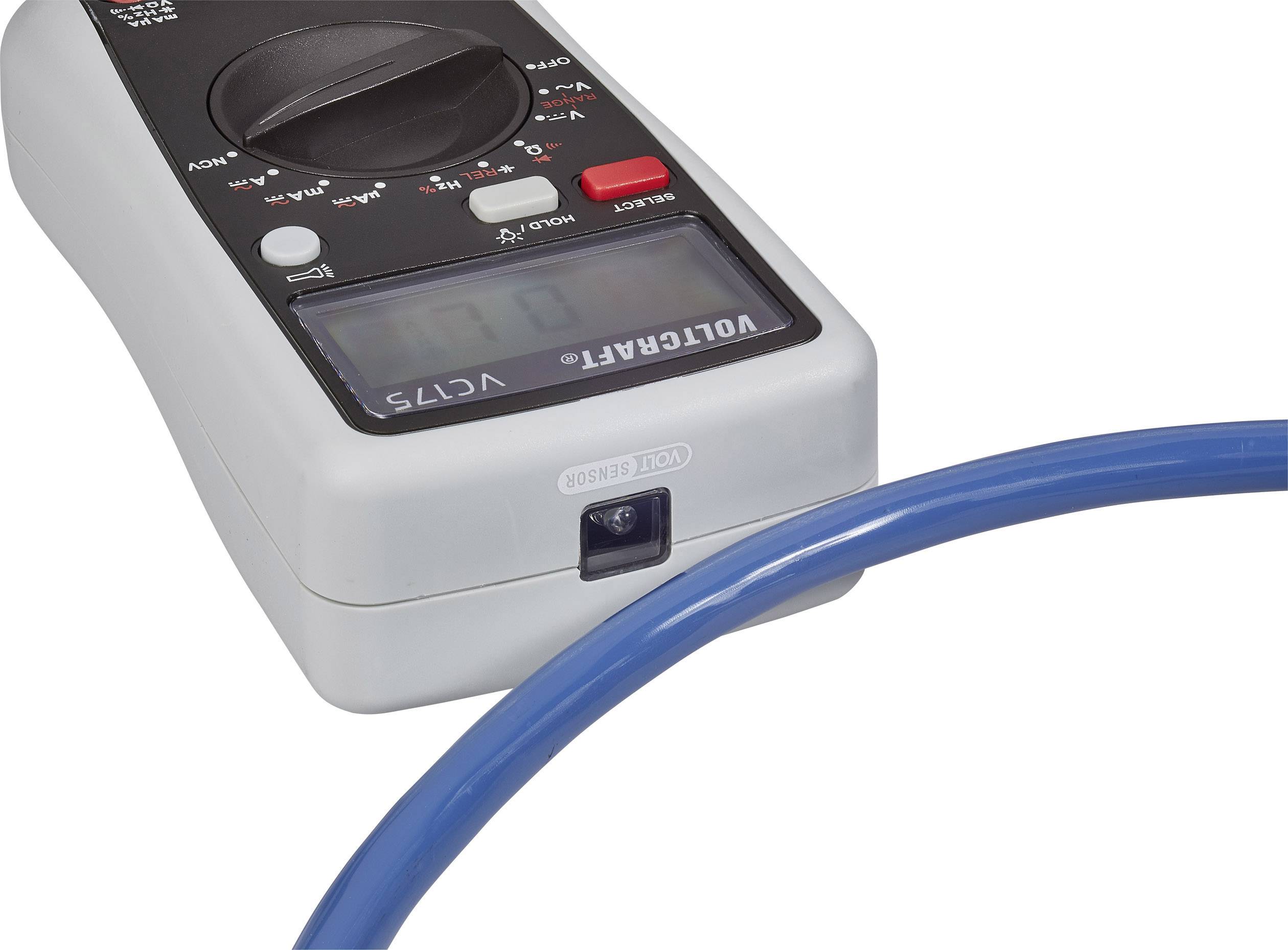 Een digitaal multimeter toont metingen, met een blauw meetkabel op de voorgrond. Specifiek model: VC175.