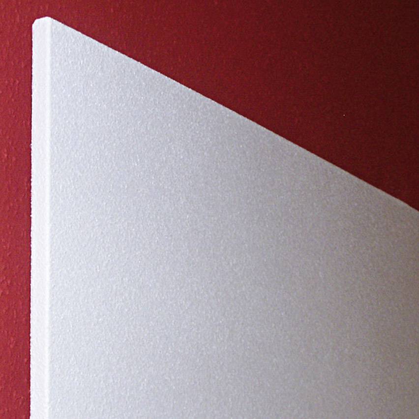 Kunstinstallatie met een witte, driehoekige plaat voor een rode wand. Eenvoudig, modern ontwerp met een sterk kleurcontrast.