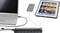 Meerpoorts-USB-hub verbindt laptop met smartphone en tablet. Twee kabels leiden van de hub naar het mobiele apparaat en tablet.