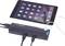 USB-hub met meerdere poorten, verbonden met een tablet. Het tablet toont apps op het scherm.