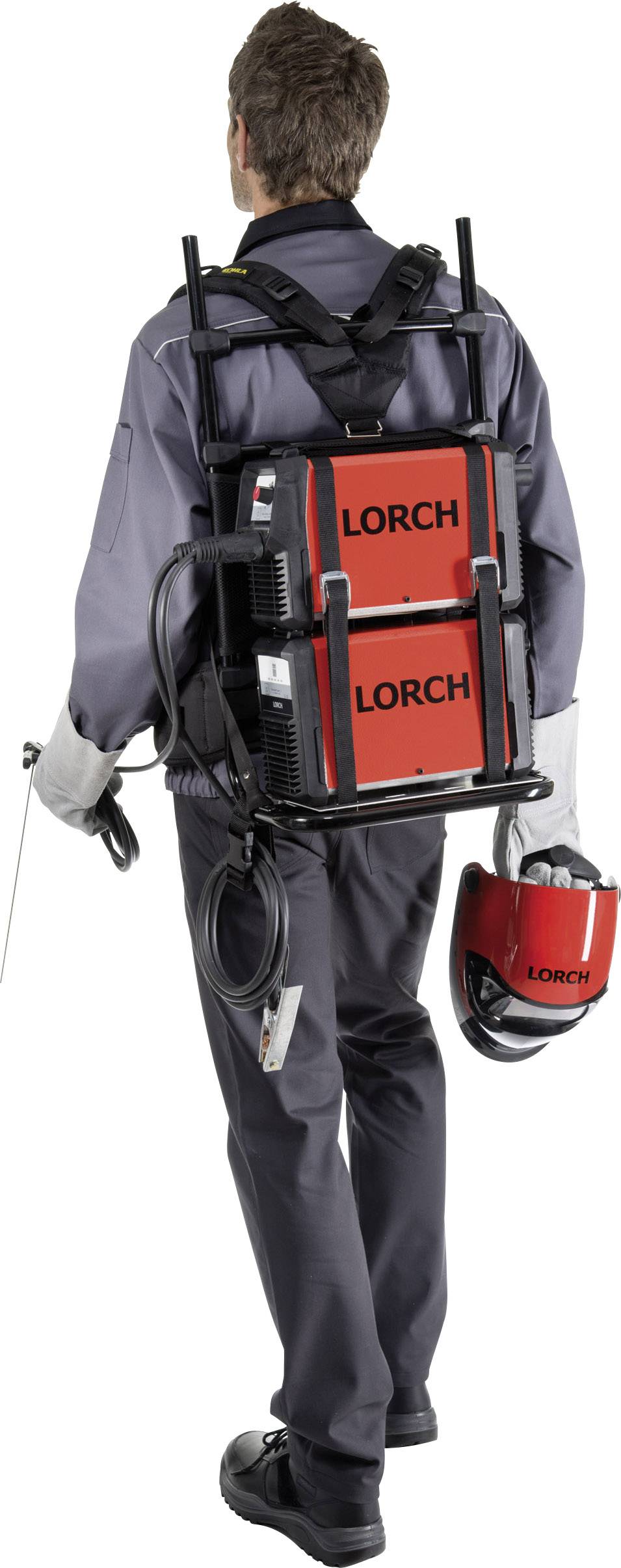 Een persoon van achteren gezien met een rugapparatuur op de rug, draagt een beschermhelm. Het apparaat is rood en draagt het logo 'LORCH'.