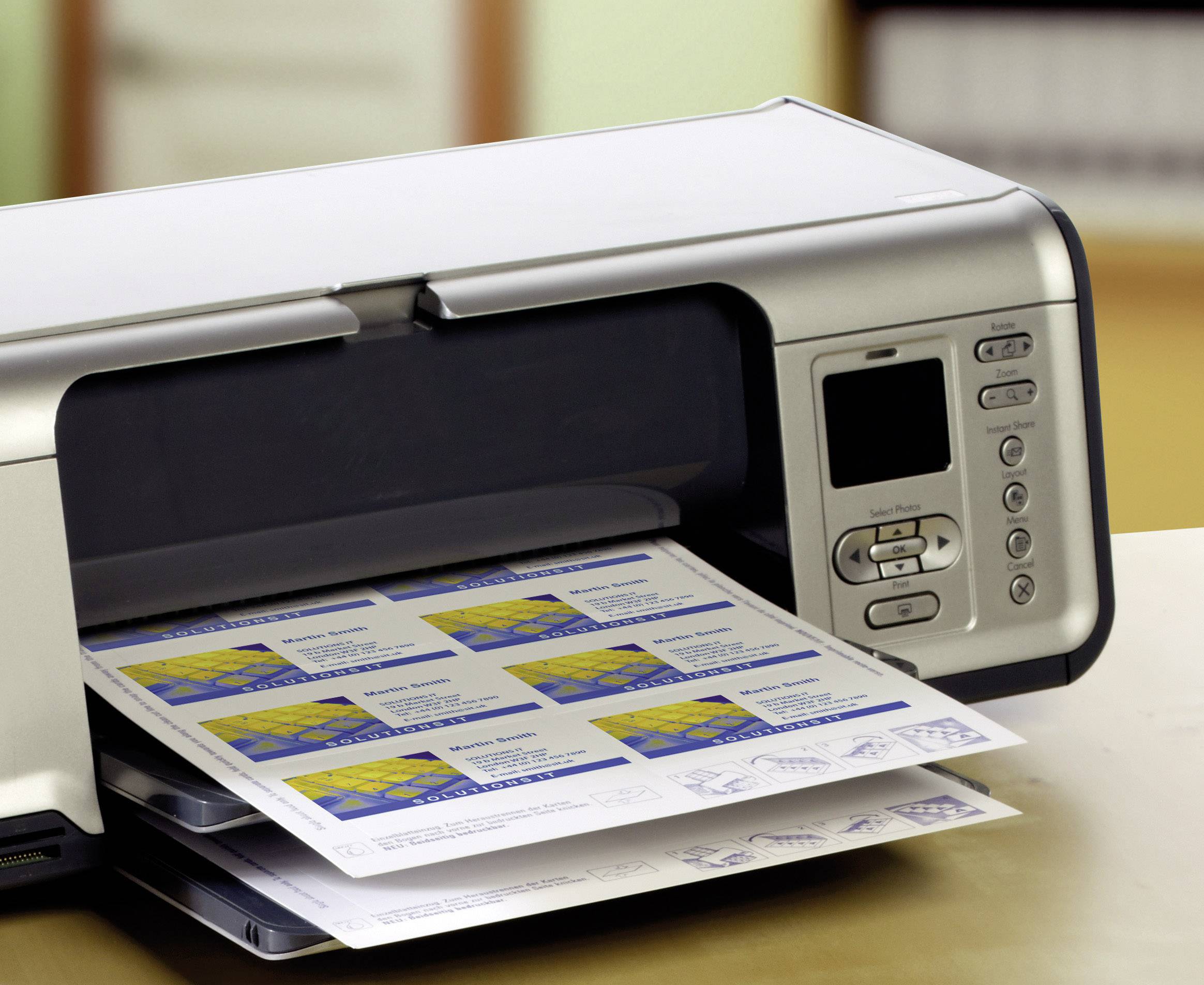 Een printer op een tafel drukt papieren vellen met afbeeldingen en tekst. Het drukproces is aan de gang.