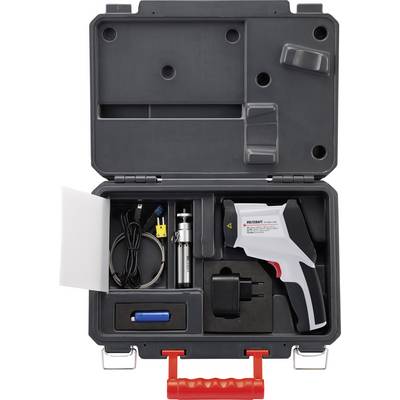 Een geopende koffer met een handzaam meetapparaat, oplaadkabel, adapter en toebehoren voor elektronische tests.