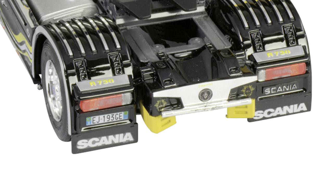 Close-up van een speelgoed-vrachtwagen van achteren. De achterkant toont zwarte details en het merklabel 'Scania'.