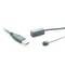 Een USB-stekker naast een infrarood-adapter, beide op een witte achtergrond. De USB-stekker is verbonden met een kabel.
