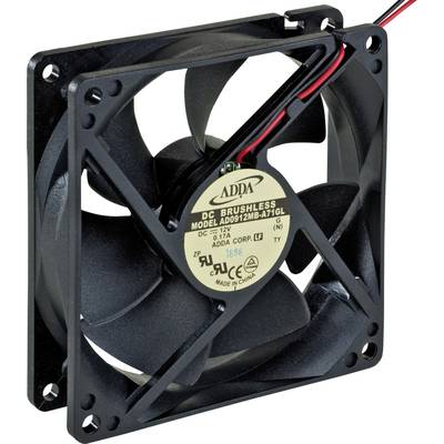 Een zwarte computerventilator met in het midden een etiket met technische specificaties en modelnummer. De ventilator heeft rode en zwarte kabels.