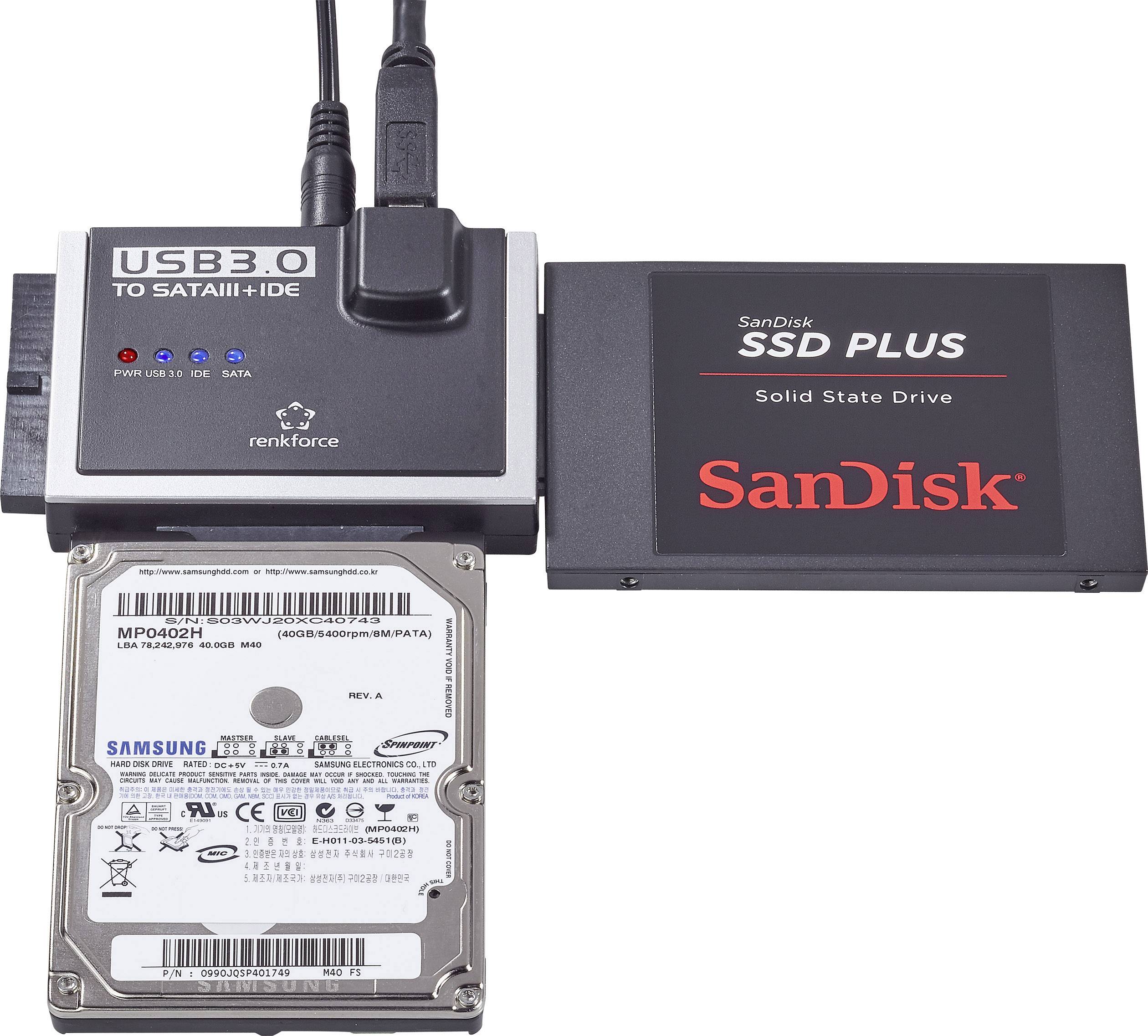 'USB 3.0 naar SATA/IDE-adapter' verbindt een Samsung-harde schijf en een SanDisk SSD. Adapter maakt gegevensoverdracht tussen stations mogelijk.