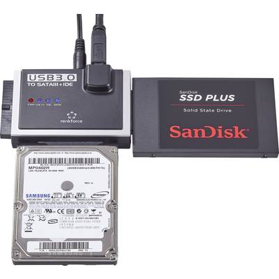 'USB 3.0 naar SATA/IDE-adapter' verbindt een Samsung-harde schijf en een SanDisk SSD. Adapter maakt gegevensoverdracht tussen stations mogelijk.