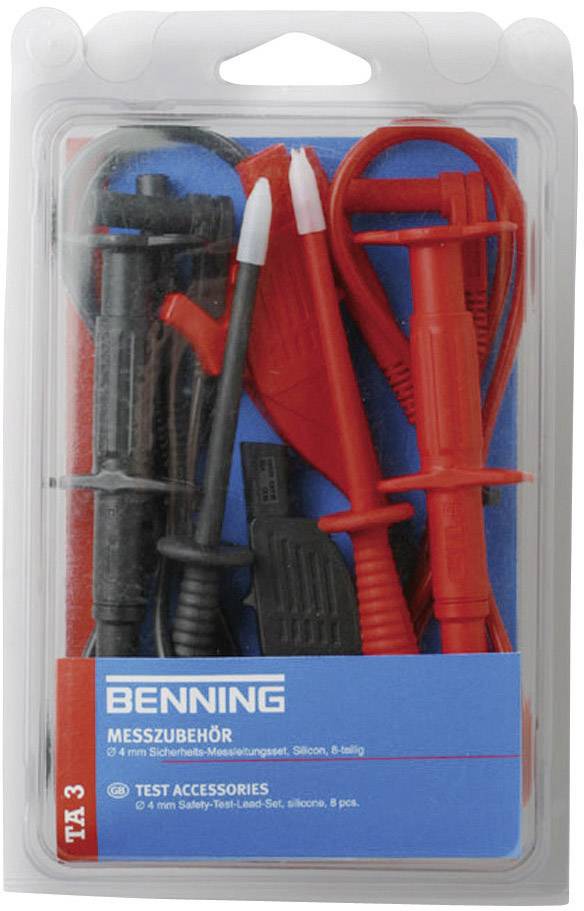 De afbeelding toont een set meettoebehoren van het merk BENNING, bestaande uit geïsoleerde meetpennen in rood en zwart, verpakt in een kunststof behuizing.