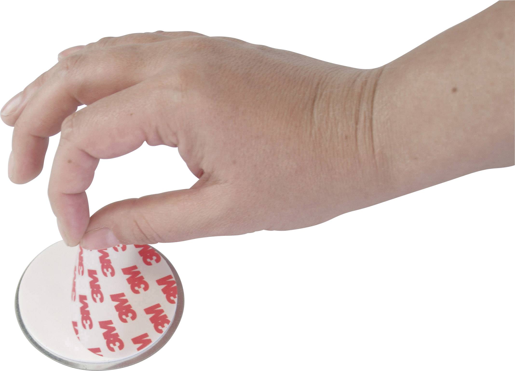 Een hand trekt een beschermfolie van een kleefoppervlak.