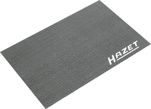Een zwarte gereedschapsmat met een slipvaste, gestructureerde oppervlakte en 'Hazet' logo in de hoek. Ideaal voor werkoppervlakken.