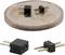 Een kleine zwarte elektronische component met twee metalen pinnen ligt op een koperen munt; andere componenten ernaast.