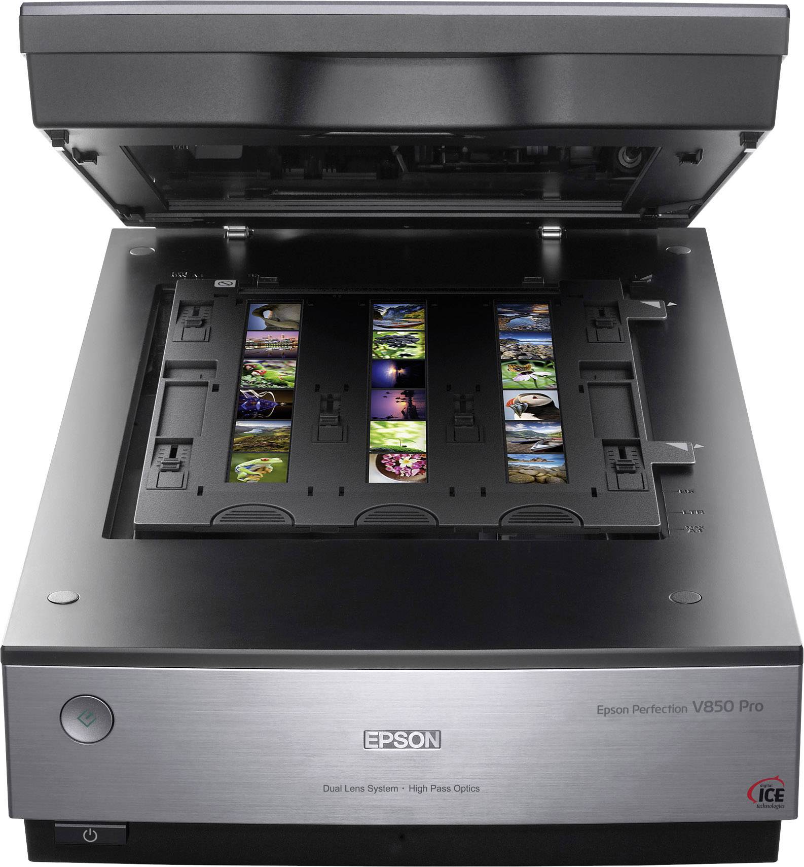 Scanner met geopende deksel, waarop filmstrips zijn geplaatst voor digitalisering. Merknaam en modelnummer zijn zichtbaar.