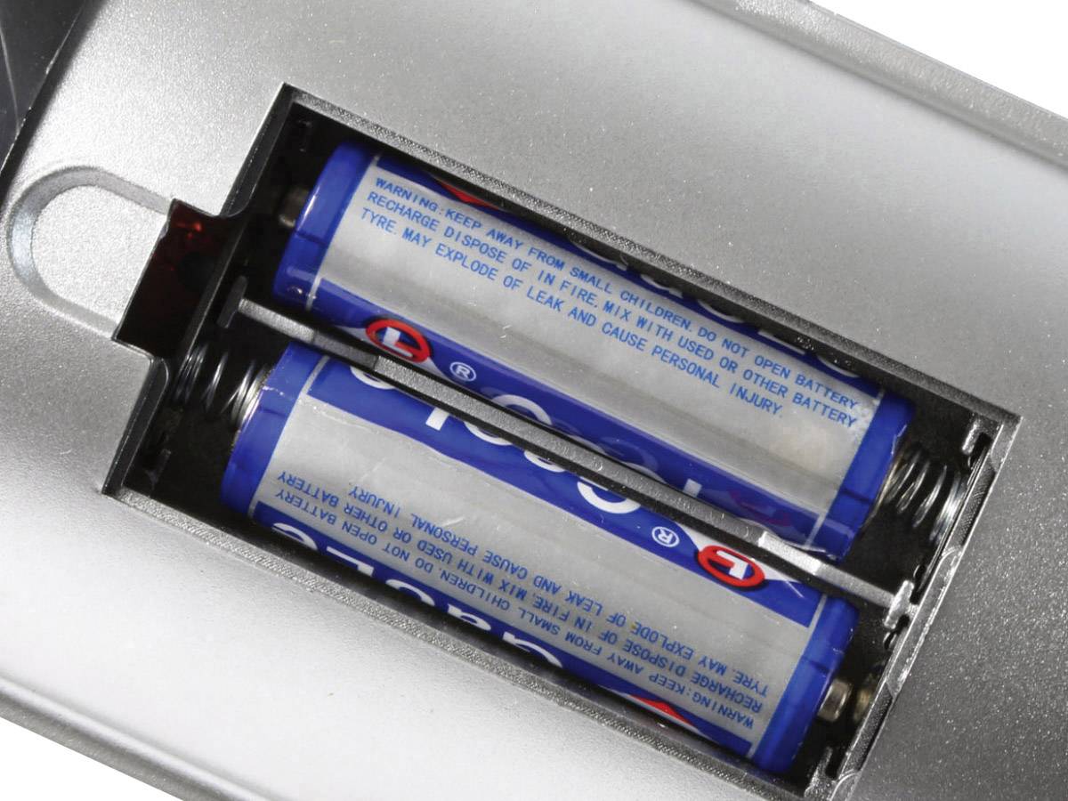 Twee AA-batterijen in het batterijvak van een elektronisch apparaat. De batterijen zijn blauw-wit met zichtbare merkaanduiding.
