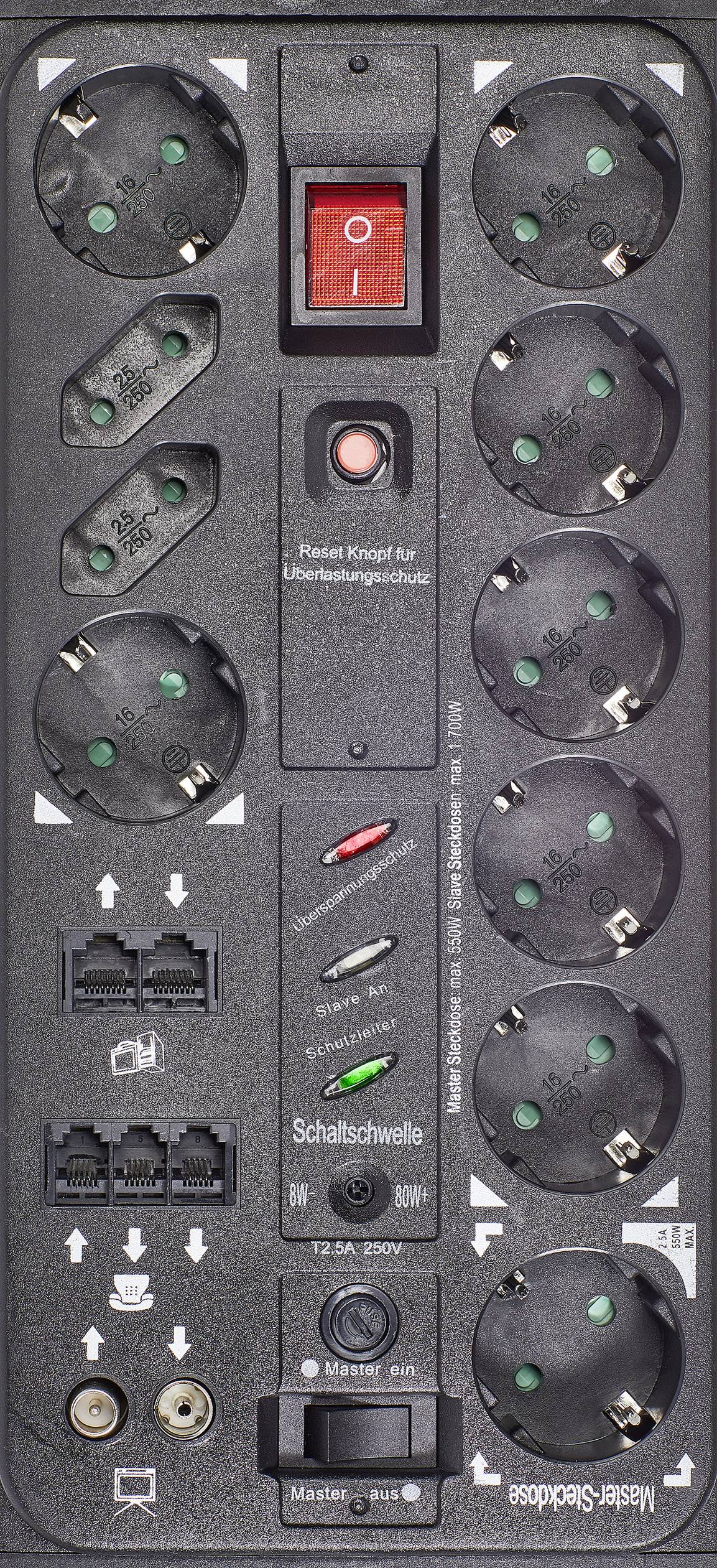 Een zwarte stekkerdoos met overspanningsbeveiliging, acht stopcontacten en een rode aan-/uitschakelaar.