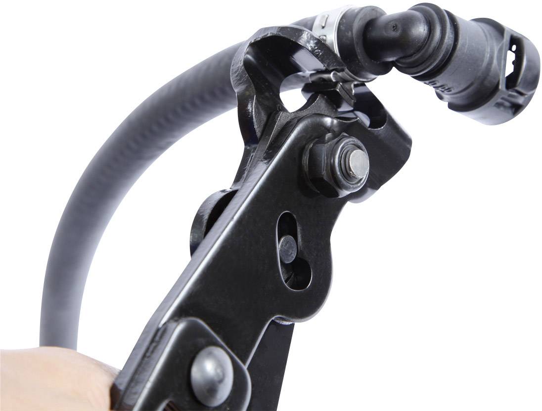 Een hand houdt een robuuste, zwarte moersleutel vast die een geribberde, flexibele slang klemt.