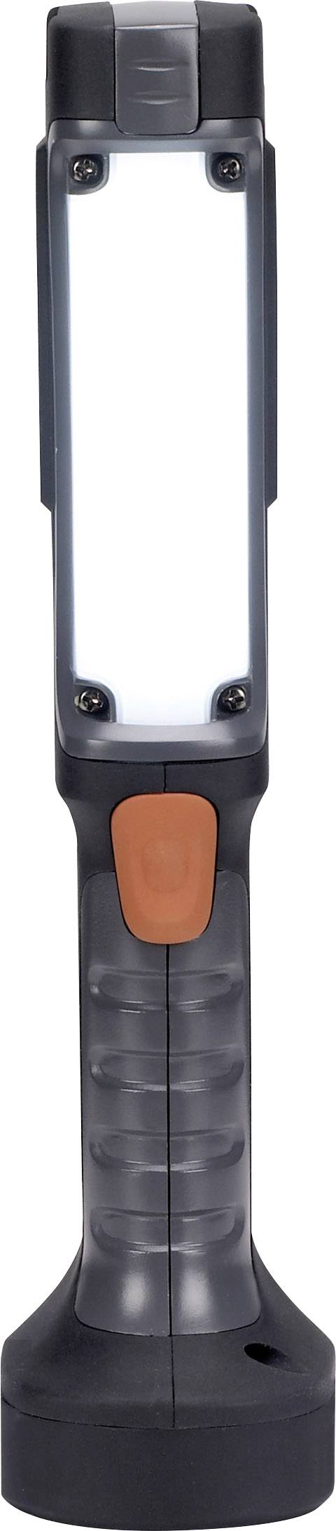Een zwarte en oranje zaklamp met een lang rechthoekig verlichtingsoppervlak en een ergonomische handgreep.