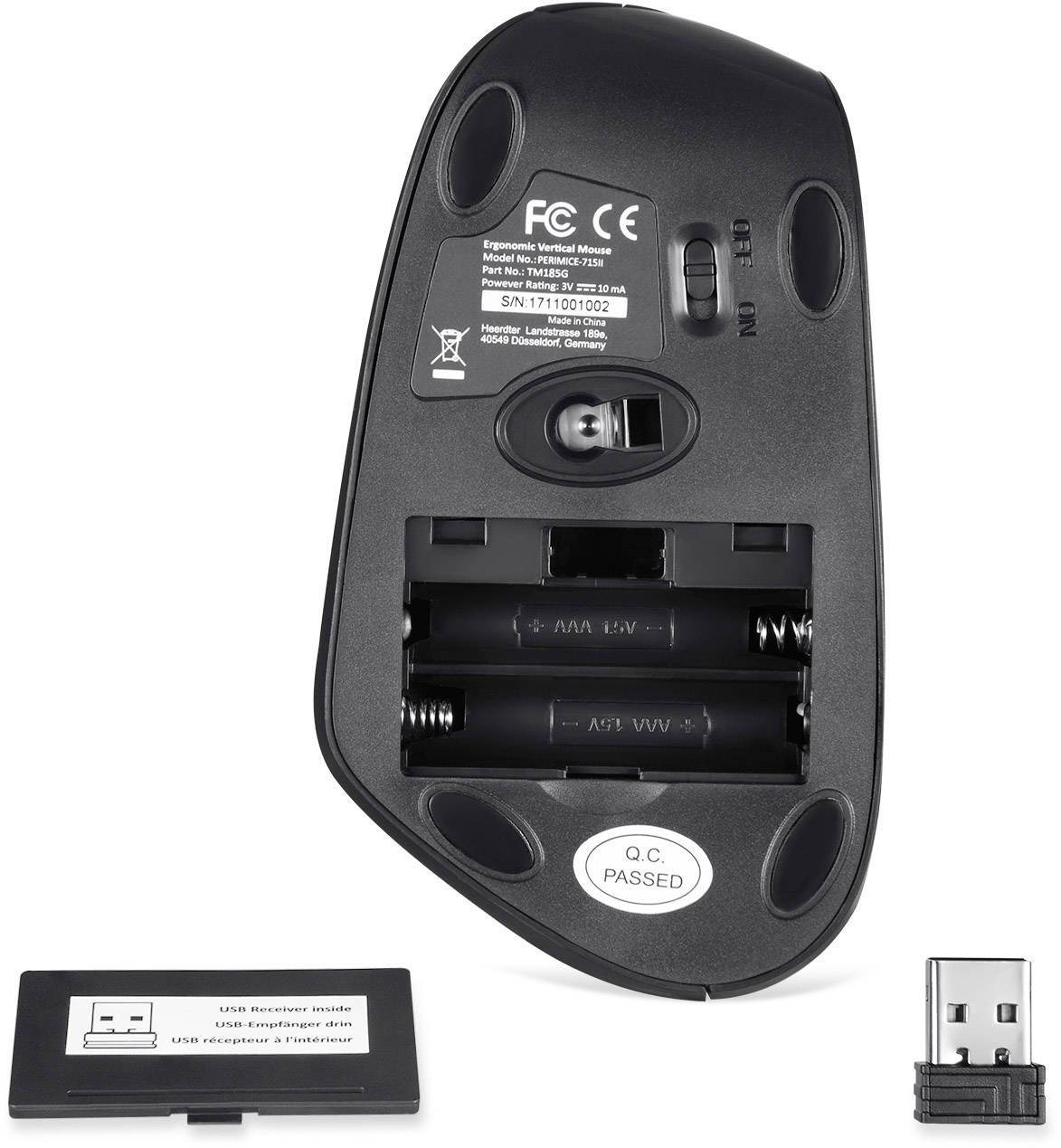 Een ergonomische verticale muis van onderen, toont batterijvak en USB-ontvanger, CE- en FCC-certificeringen zichtbaar.